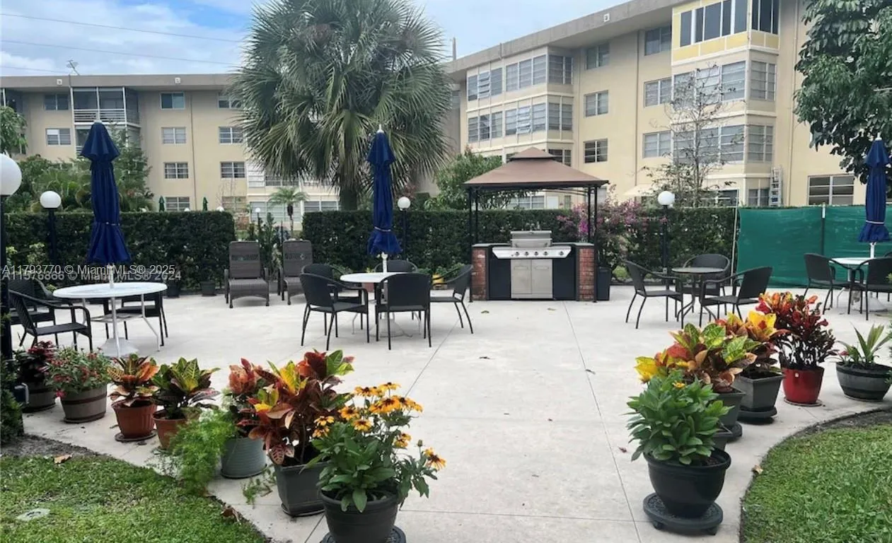 3051 NW 46th Ave # 304, Lauderdale Lakes FL 33313