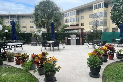3051 NW 46th Ave # 304, Lauderdale Lakes FL 33313