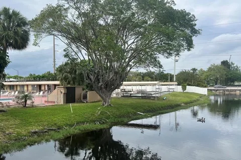 3051 NW 46th Ave # 304, Lauderdale Lakes FL 33313