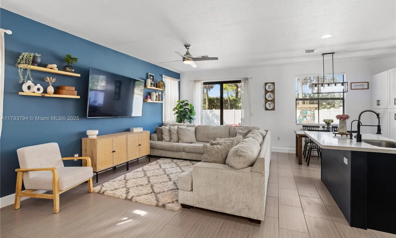 4859 NW 55th Pl, Tamarac FL 33319