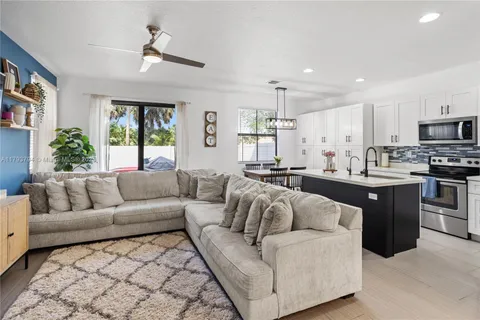 4859 NW 55th Pl, Tamarac FL 33319