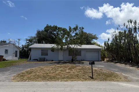 660 SW 14th Pl, Deerfield Beach FL 33441