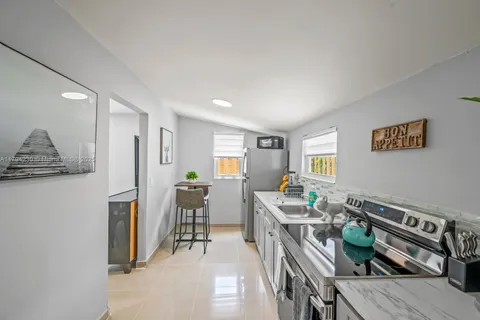 213 Columbus Pkwy # C, Hollywood FL 33021