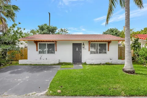 2712 NW 53rd St, Tamarac FL 33309