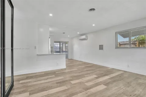 2712 NW 53rd St, Tamarac FL 33309