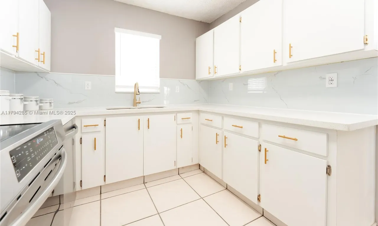 452 SW 2nd St # 13, Miami FL 33130