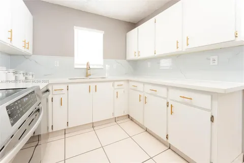 452 SW 2nd St # 13, Miami FL 33130