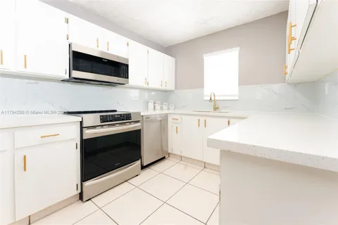 452 SW 2nd St # 13, Miami FL 33130