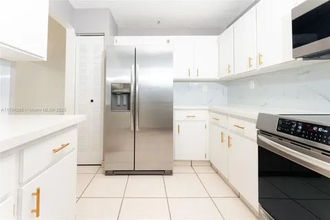 452 SW 2nd St # 13, Miami FL 33130