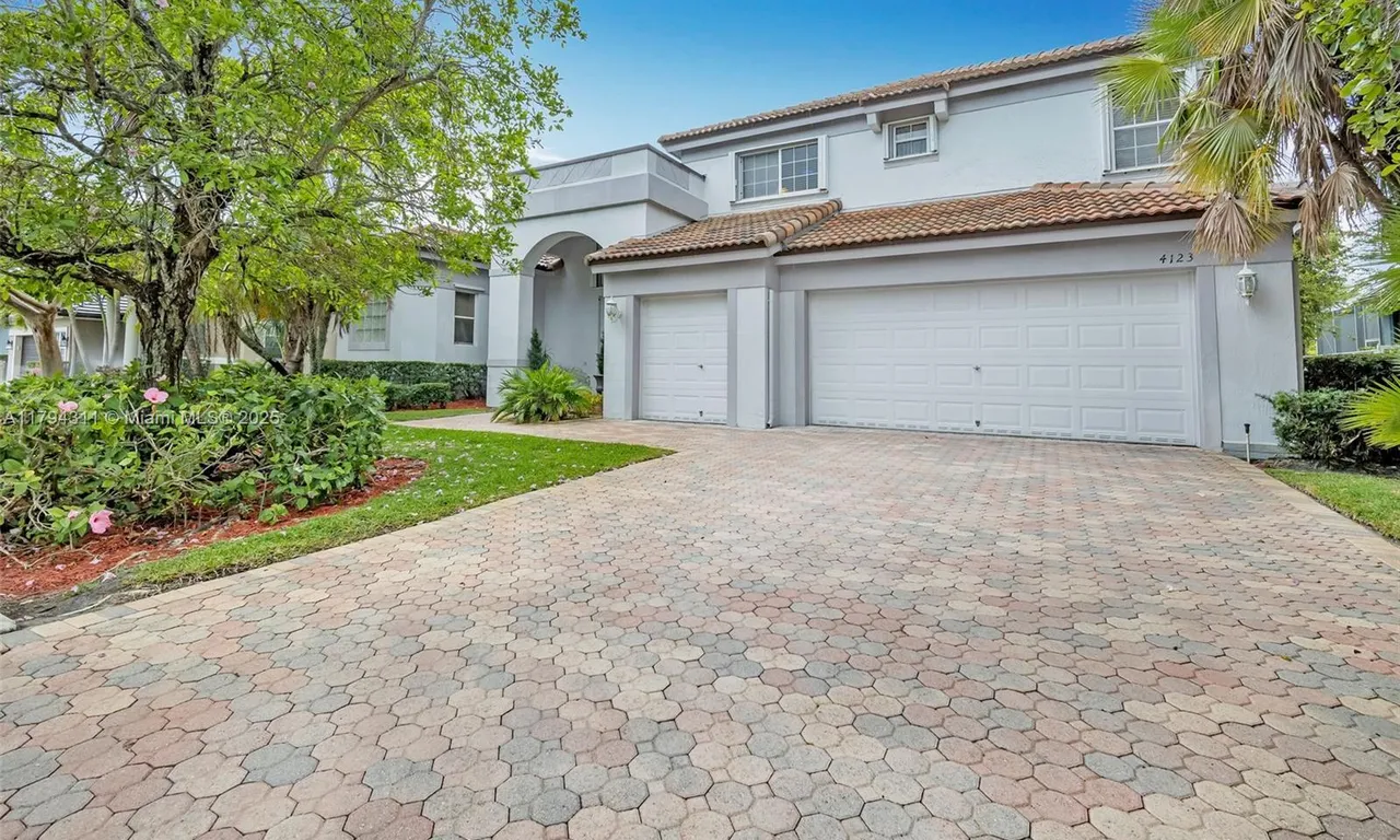 4123 W Lake Estates Dr, Davie FL 33328