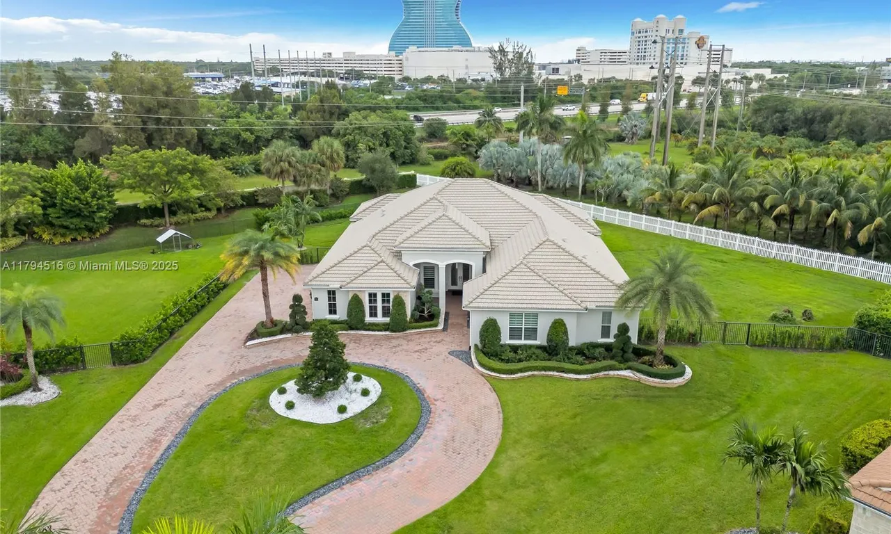 5202 S Sterling Ranch Cir, Davie FL 33314