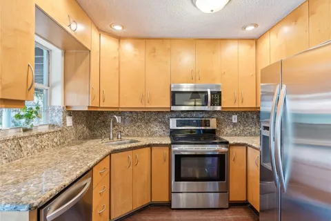 4400 NE 13th Ave, Oakland Park FL 33334