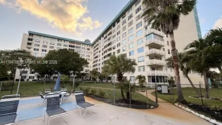 4330 Hillcrest Dr # 214, Hollywood FL 33021