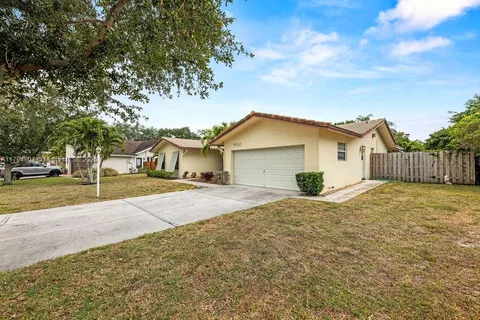 7640 NW 6th Ct, Plantation FL 33324