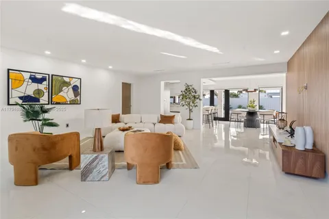2901 Village Green Dr, Miami FL 33175