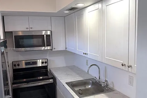 2940 NE 203rd St # C101, Aventura FL 33180