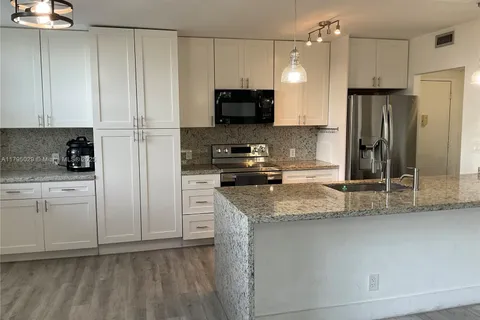 4200 Hillcrest Dr # 201, Hollywood FL 33021