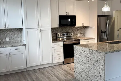 4200 Hillcrest Dr # 201, Hollywood FL 33021