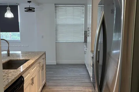 4200 Hillcrest Dr # 201, Hollywood FL 33021