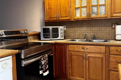 20520 NW 15th Ave # 122, Miami Gardens FL 33169