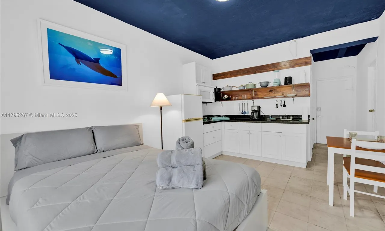 255 W 24th St # 302, Miami Beach FL 33140