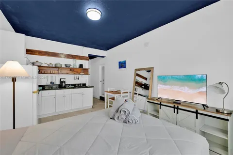 255 W 24th St # 302, Miami Beach FL 33140