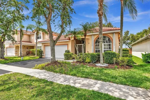 102 Gables Blvd, Weston FL 33326