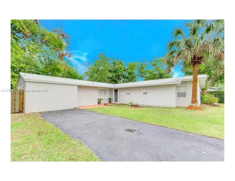 15831 Palmetto Club Dr, Miami FL 33157