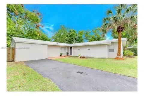 15831 Palmetto Club Dr, Miami FL 33157