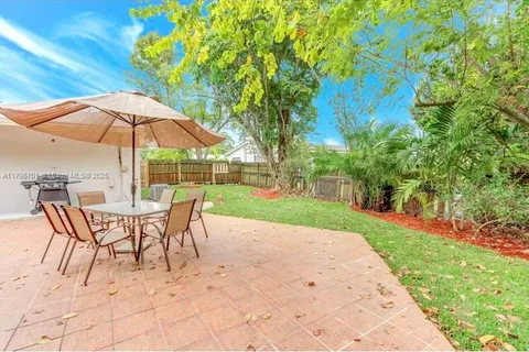 15831 Palmetto Club Dr, Miami FL 33157