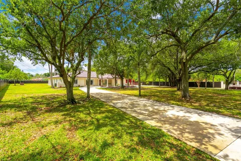 18370 SW 212th St, Miami FL 33187