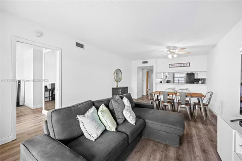 9814 W Mcnab Rd # 204, Tamarac FL 33321