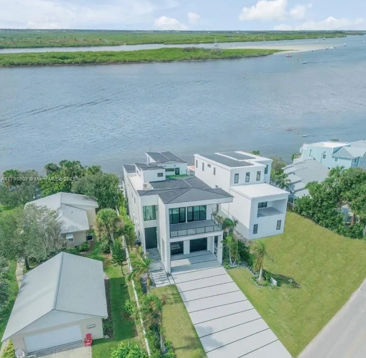 1194 N Peninsula Ave, New Smyrna Beach FL 32169