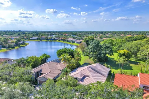2623 Oakbrook Dr, Weston FL 33332