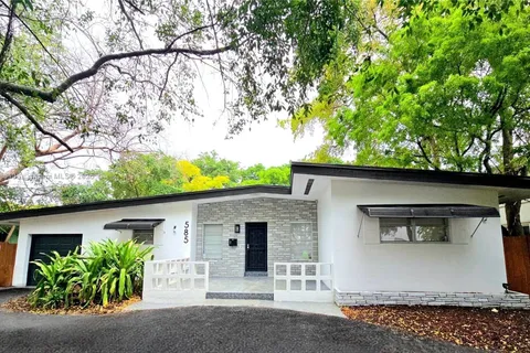 585 NE 138th St, North Miami FL 33161