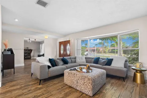 4715 Roosevelt St, Hollywood FL 33021