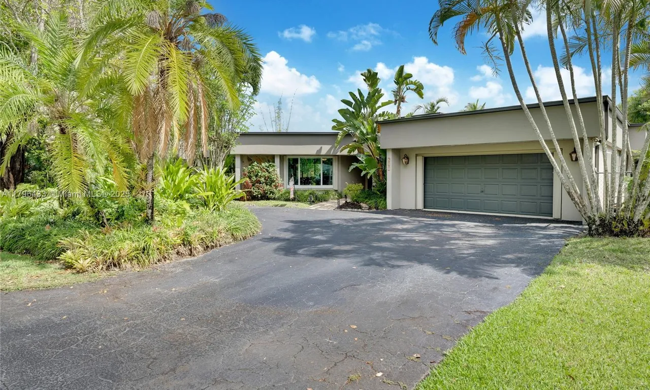 610 Lake Dasha Cir, Plantation FL 33324