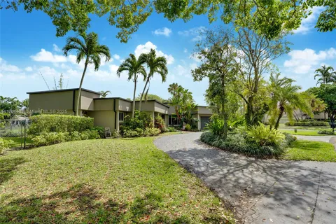 610 Lake Dasha Cir, Plantation FL 33324