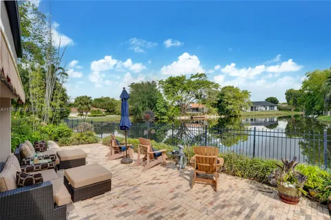 610 Lake Dasha Cir, Plantation FL 33324