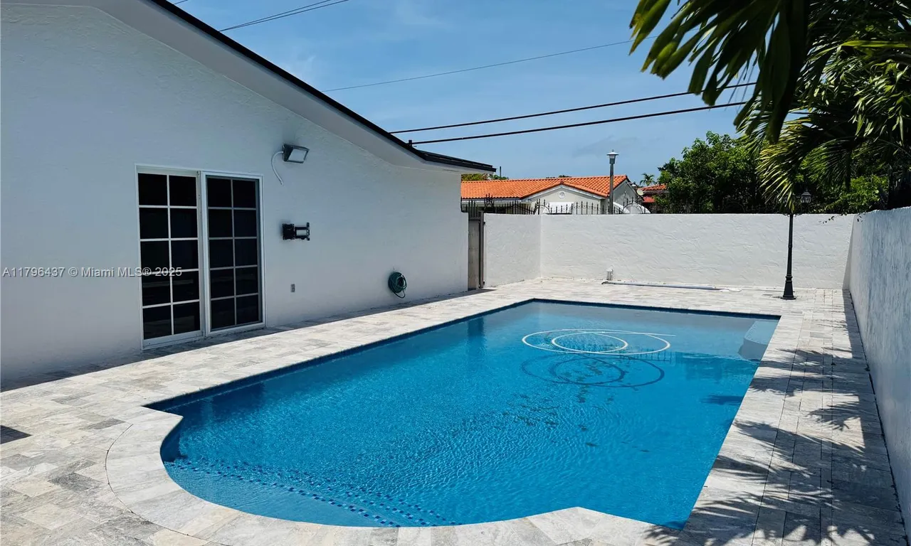 1900 SW 24th St, Miami FL 33145