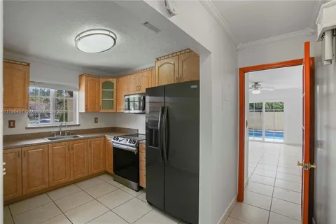 1900 SW 24th St, Miami FL 33145