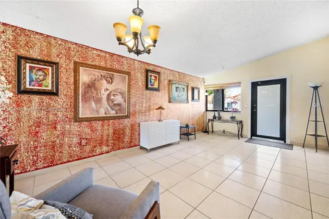 2462 W 65th St, Hialeah FL 33016