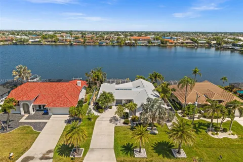 621 SW 49th LN, Cape Coral FL 33914