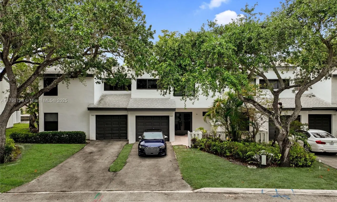 9885 Fairway Cove Ln, Plantation FL 33324