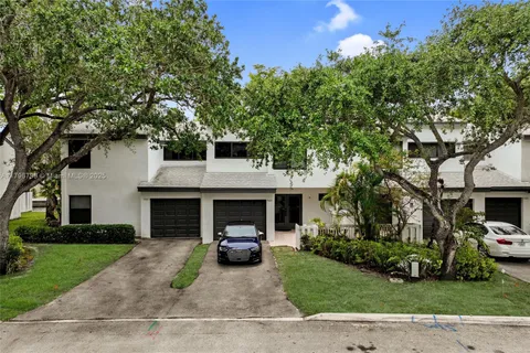 9885 Fairway Cove Ln, Plantation FL 33324
