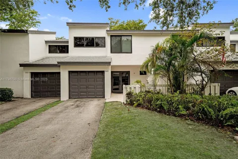 9885 Fairway Cove Ln, Plantation FL 33324