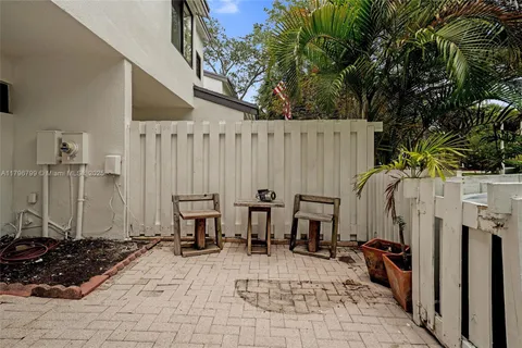 9885 Fairway Cove Ln, Plantation FL 33324