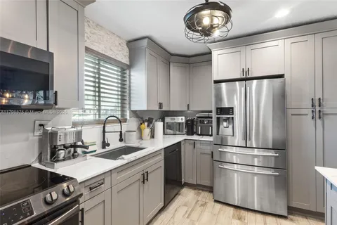 3510 SW 87th Ave, Miami FL 33165