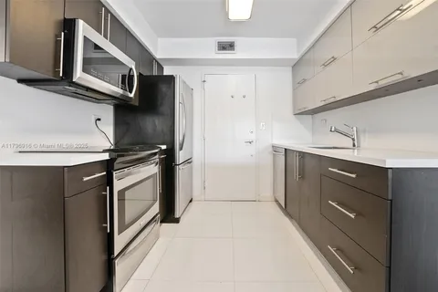 800 NE 195th St # 204, Miami FL 33179