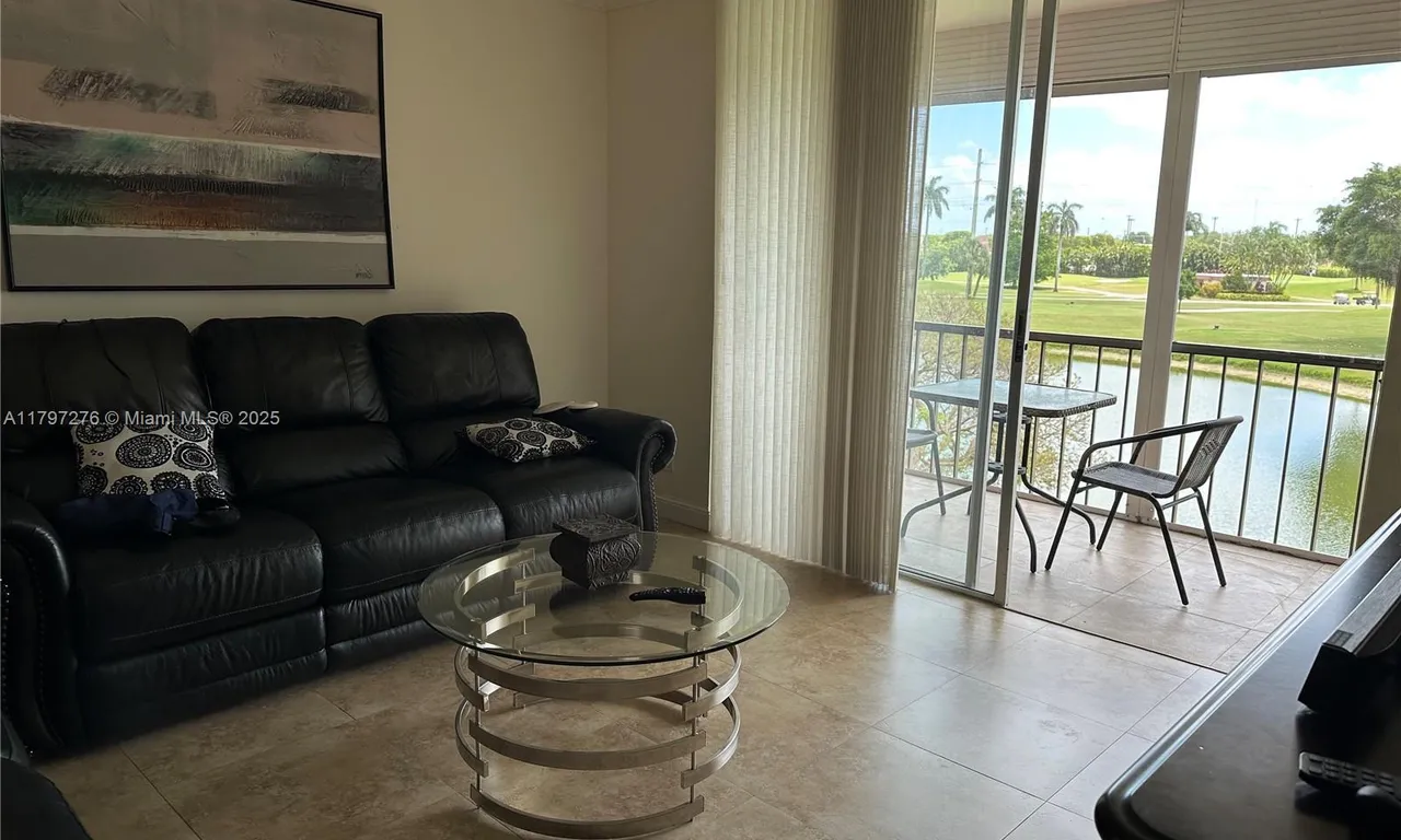 9320 S Hollybrook Lake Dr # 303, Pembroke Pines FL 33025